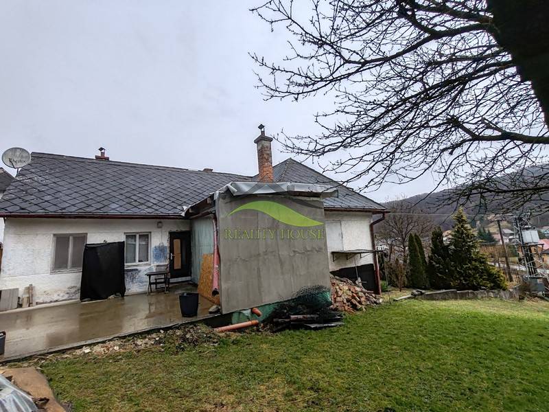 Rodinný dům na Hlavní ulici v Piskorovcích s prostorným dvorem a přírodou v pozadí.