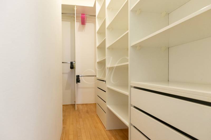 Šatník s policemi a zásuvkami, podlaha s dřevěným dekorem, 4pokojový byt.