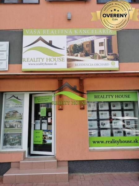 Realitní kancelář na Hollého ulici v Michalovcích nabízí různé druhy nemovitostí.