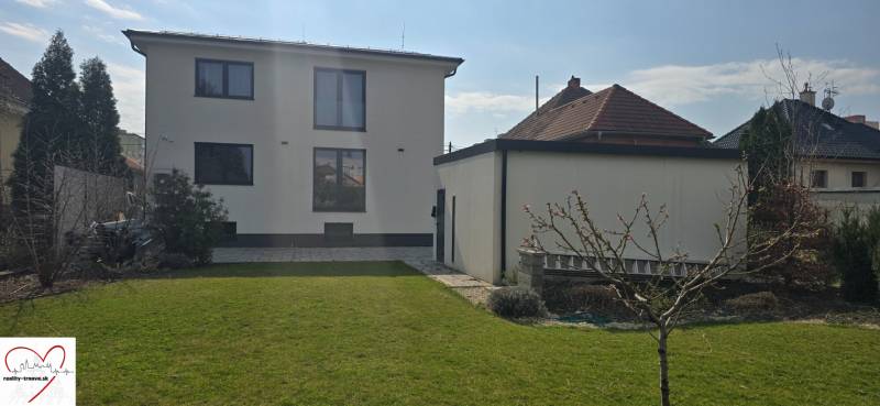 Rodinný dům v Trnavě na ulici Gábora Steinera se zahradou a garáží.