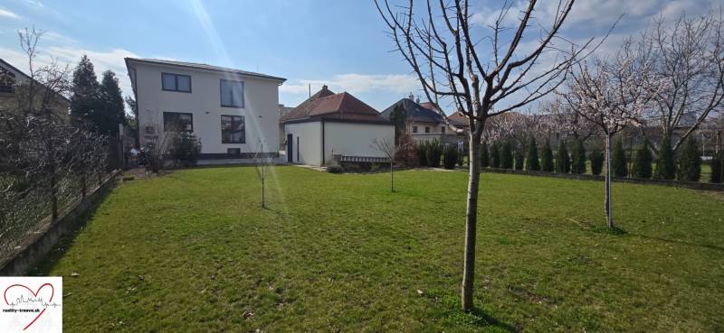 Zahrada u 3pokojového bytu na ulici Gábora Steinera, Trnava, s mladými stromy.