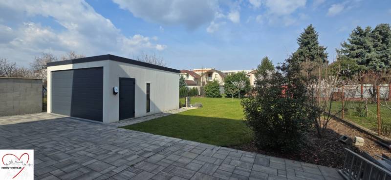 Garáž a zelený dvůr v Trnavě na ulici Gábora Steinera u 3pokojového bytu.