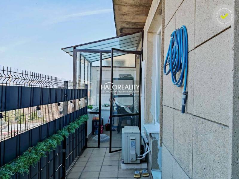 Balkon 3pokojového bytu se skleněným zastřešením a hadicí, Praha - Staré Město.