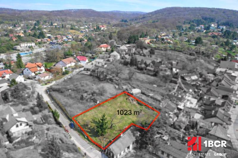 Pozemek k bydlení o rozloze 1023 m² na Budovatelské ulici v Mariánce.