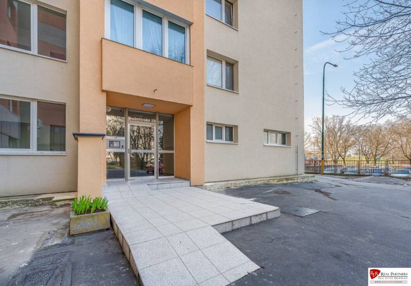 Vchod do bytového domu na Rudínské ulici 29 v Bratislavě - Petržalce.
