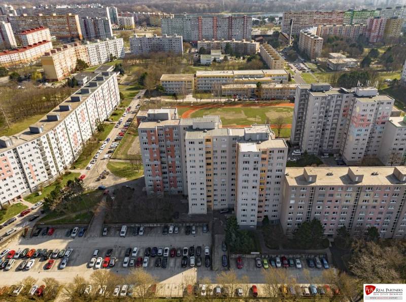 Pohled na paneláky a parkoviště v Bratislavě - Petržalce na Badatínské ulici.