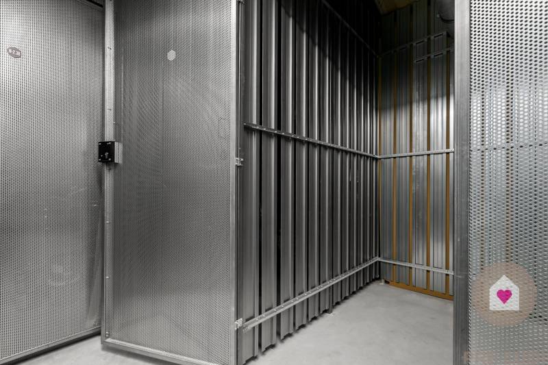 Kovová skladovací klec s perforovanými stěnami a betonovou podlahou v Bratislavě - Dúbravce.