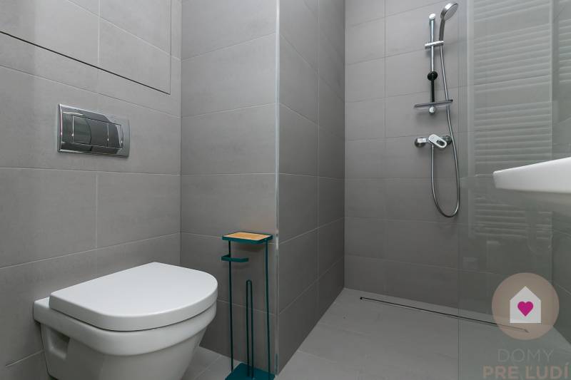 Koupelna s toaletou a sprchovým koutem v 1-pokojovém bytě.