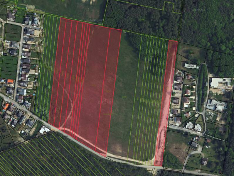 Letecký pohled na pozemky pro bydlení v lokalitě Studienka obklopené zelení.