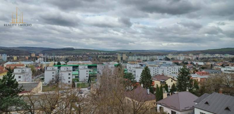 Výhled z Kotrádovy ulice v Prešově na paneláky a nedaleké pohoří.