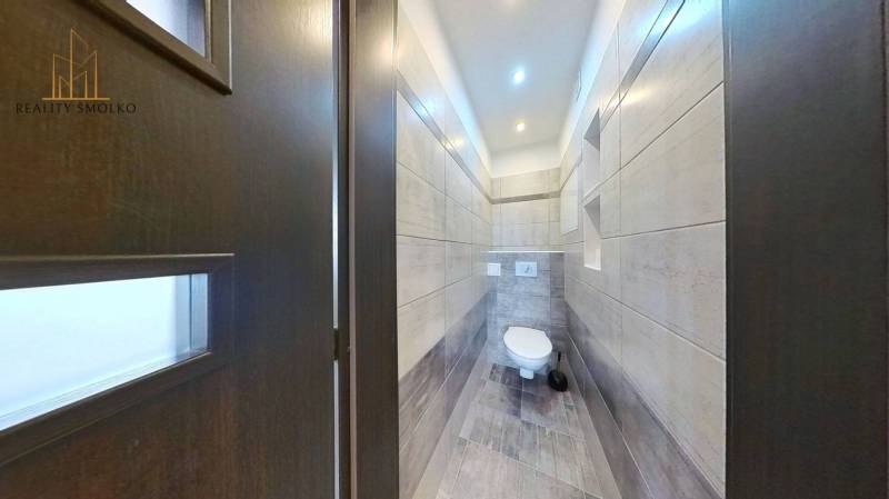 Koupelna v 3-pokojovém bytě s moderní sanitou a obklady.