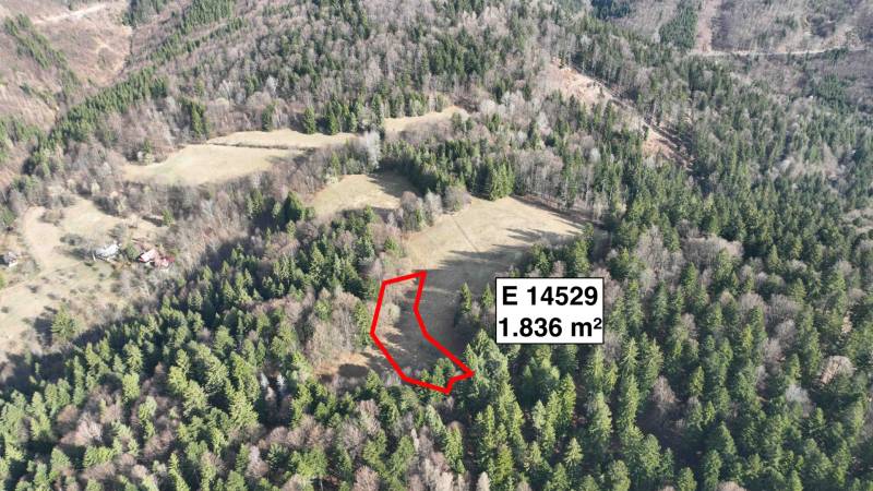 Letecký pohled na zemědělské a lesní pozemky v Lazech pod Makytou.