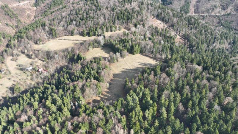 Zemědělské a lesní pozemky v Lazech pod Makytou, obklopené lesy a travnatými plochami.