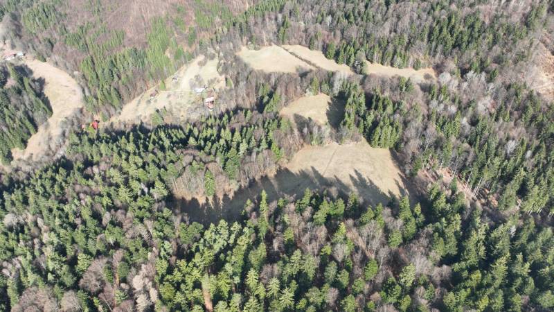 Letecký pohled na zemědělské a lesní pozemky v Lazy pod Makytou s lesy a loukami.