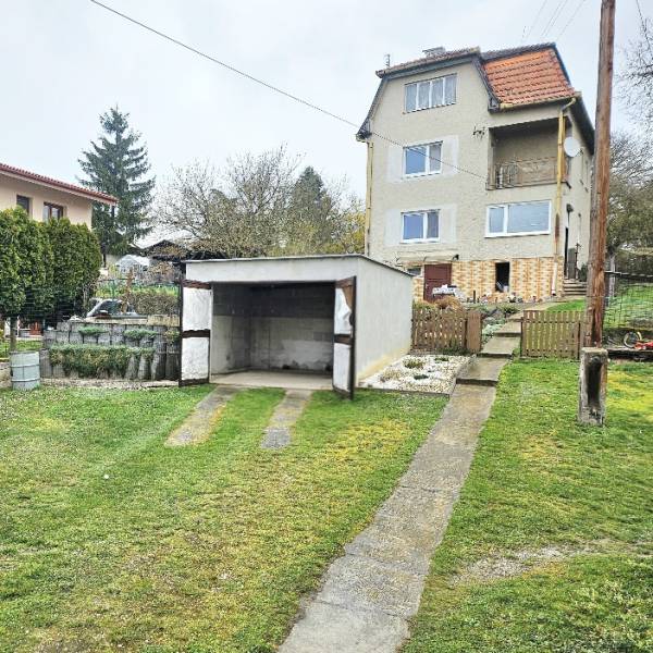 Rodinný dům v Horních Ozorovicích, Bánovce nad Bebravou, s garáží a zahradou.