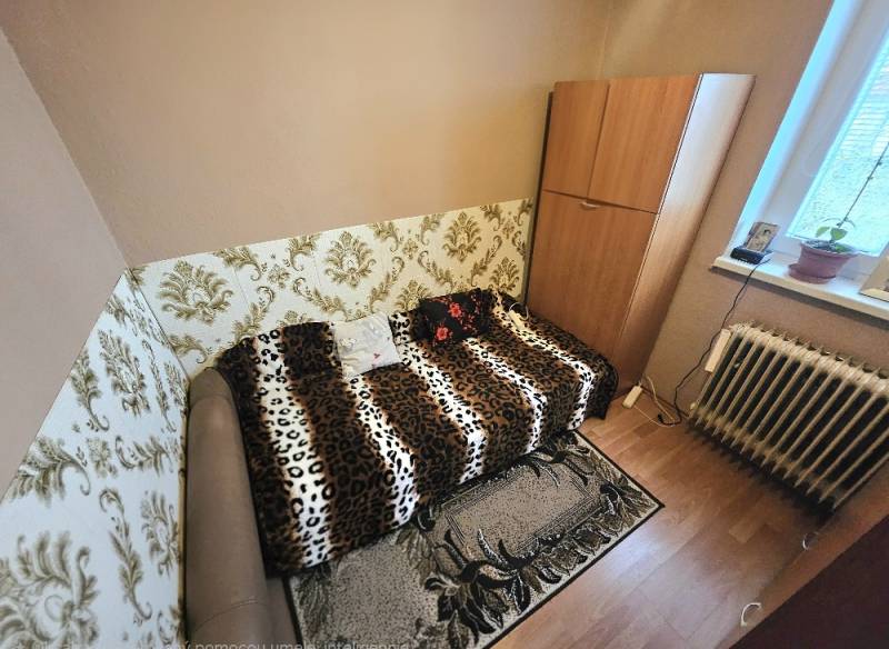 Pohovka s vyšívanou výšivkou, perský přehoz, vyhřívané topení, podlaha s vyvažovacím přípravkem, fungující.