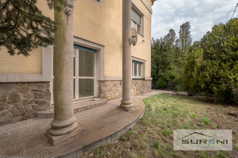 Exteriér domu s kamenným obložením a malou verandou na Krčméryho v Bratislavě - Staré Město.