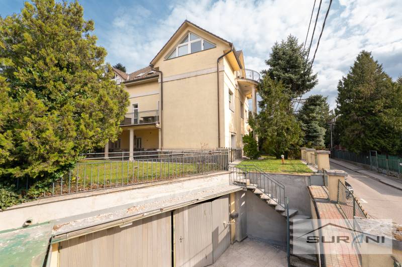 Žlutý dům se zahradou a garáží na Krčméryho ulici v Bratislavě - Starém Městě.