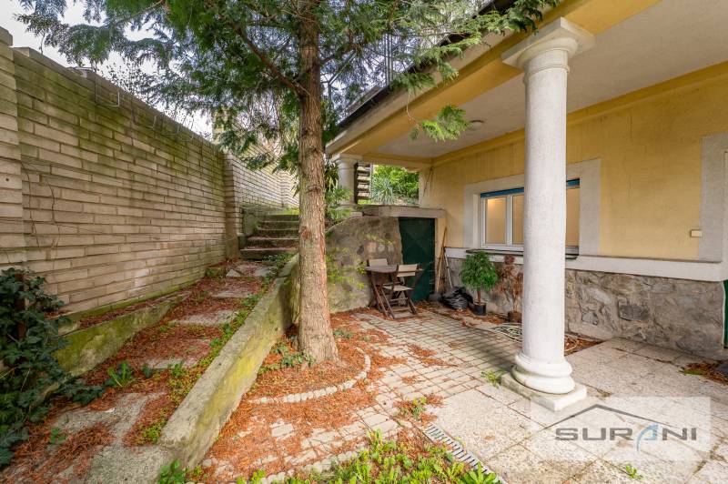 Exteriér 4-pokojového bytu na Krčméryho v Bratislavě - Staré Město se stromem a schodištěm.