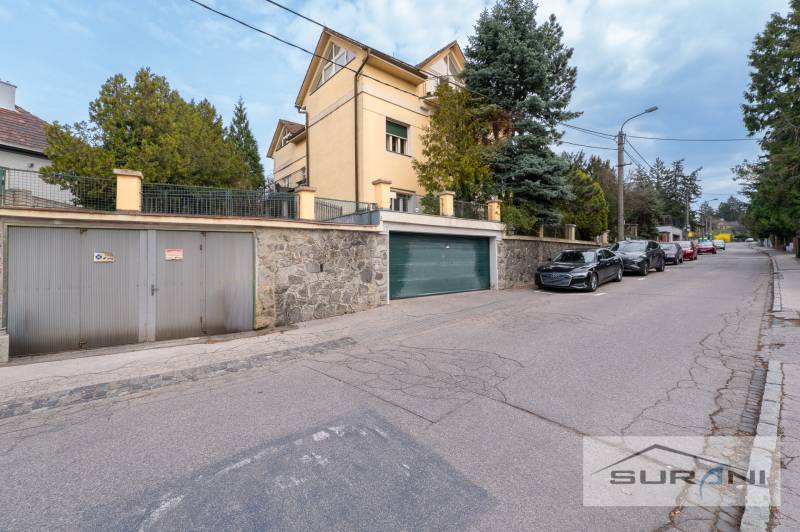 Ulice Krčméryho v Bratislavě - Staré Město s garážovým vjezdem a zaparkovanými auty.