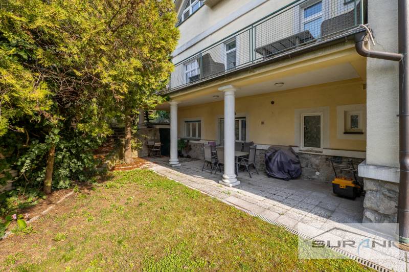 Zahrada s posezením u 4pokojového bytu na Krčméryho ulici, Bratislava - Staré Město.