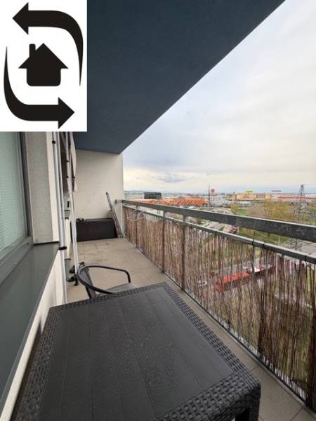 Balkon 2-pokojového bytu v Bratislavě - Ružinov, Ružinovská, s výhledem na město.