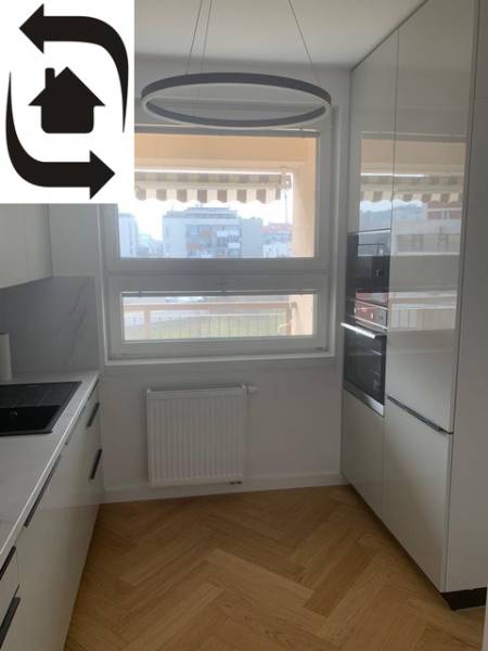 Kuchyně s podlahou s dřevěným dekorem v 2pokojovém bytě, má moderní spotřebiče.