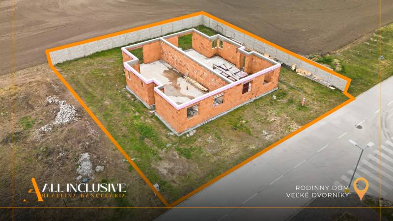 Stavba rodinného domu ve Velkých Dvorníkách na pozemku ohraničeném plotem.