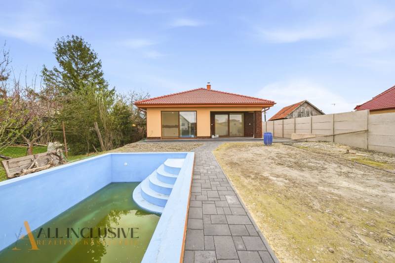 Rodinný dům v Horním Mýtě s bazénem a dlážděným chodníkem na zahradě.