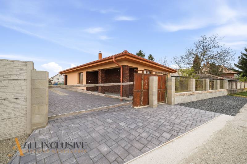 Rodinný dům v Horním Mýtě s cihlovým dekorem, zpevněnou příjezdovou cestou a upraveným dvorem.