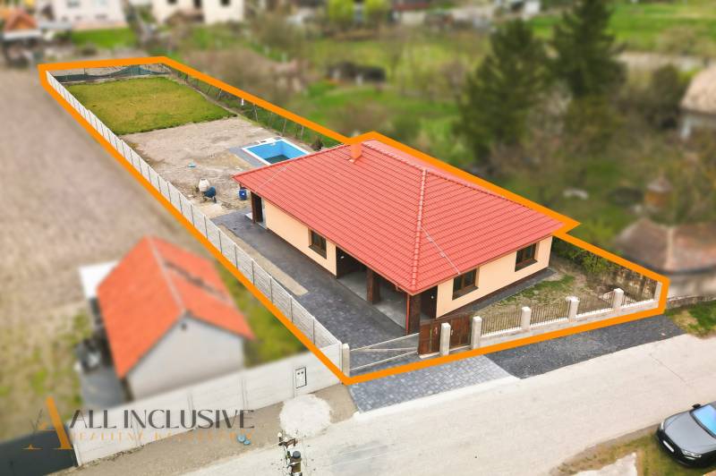 Rodinný dům v Horním Mýtě s červenou střechou a bazénem na dvoře.