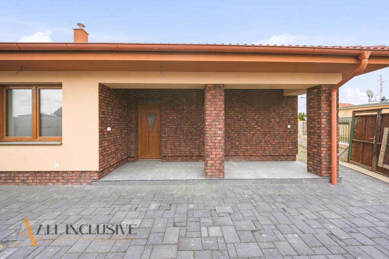 Rodinný dům v Horním Mýtě s cihlovým obkladem a dlážděným nádvořím.