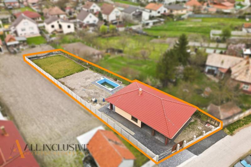 Rodinný dům v Horním Mýtě s bazénem, zahradou a červenou střechou.