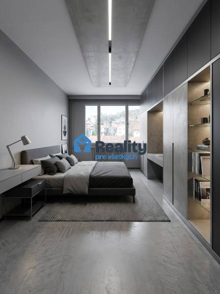 Ložnice v 2pokojovém bytě s textiliemi a vestavěnými skříněmi, podlaha s dřevěným dekorem.