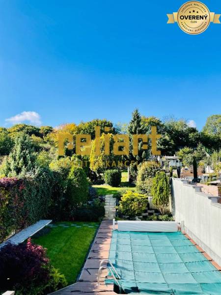 Bazén u rodinného domu v části Bratislava - Devín na Kozičově ulici.