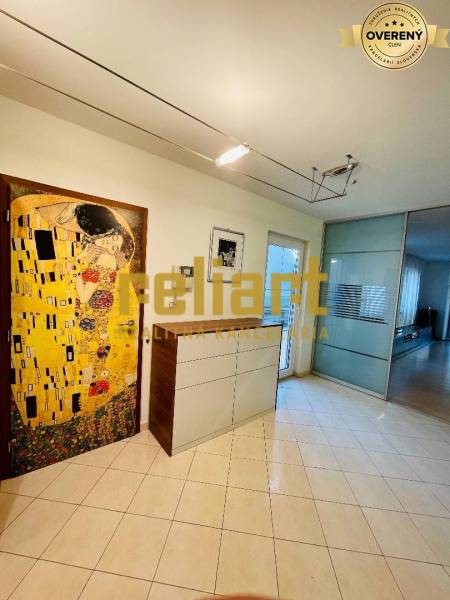 Interiér rodinného domu s dlaždicovým povrchem a obrazem na stěně.