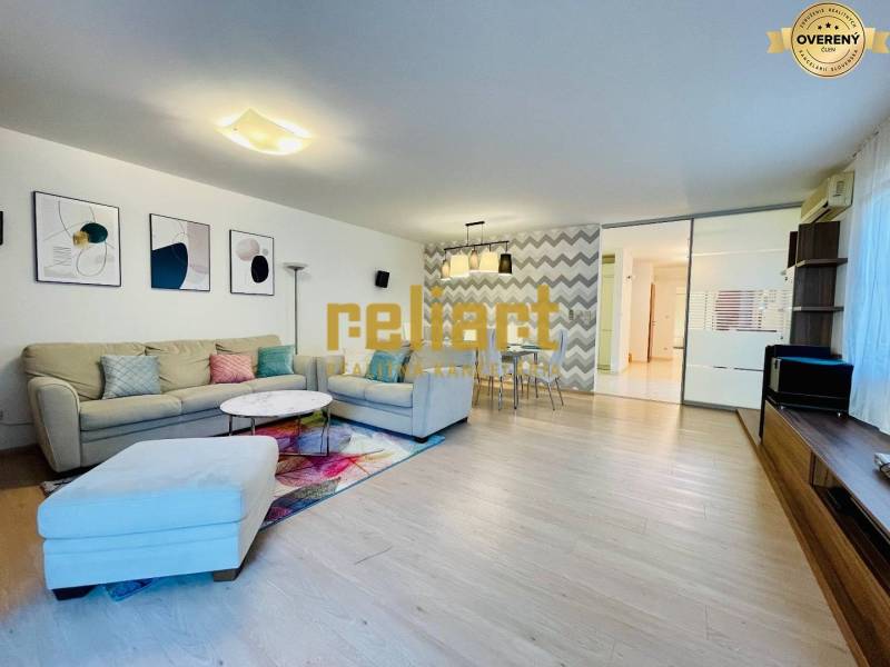 Obývací pokoj v rodinném domě s pohovkou, dekoracemi a podlahou s dřevěným dekorem.