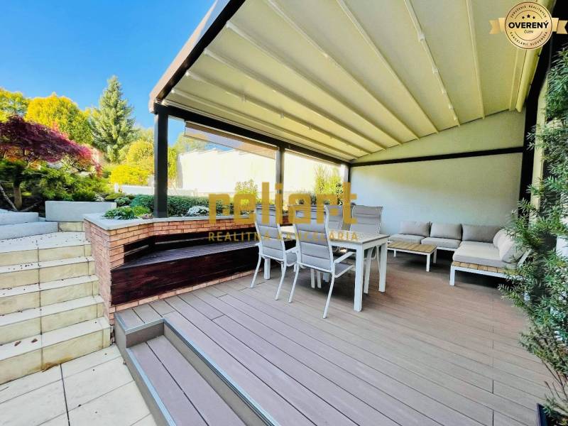 Terasa rodinného domu s posezením a pergolou na Kozičově ulici, Bratislava - Devín.