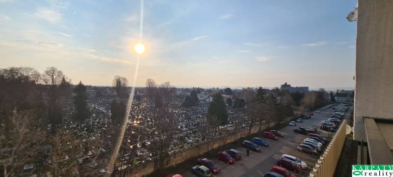 Výhled z 3pokojového bytu na ulici A. Kubinu v Trnavě, zachycující slunečný den.