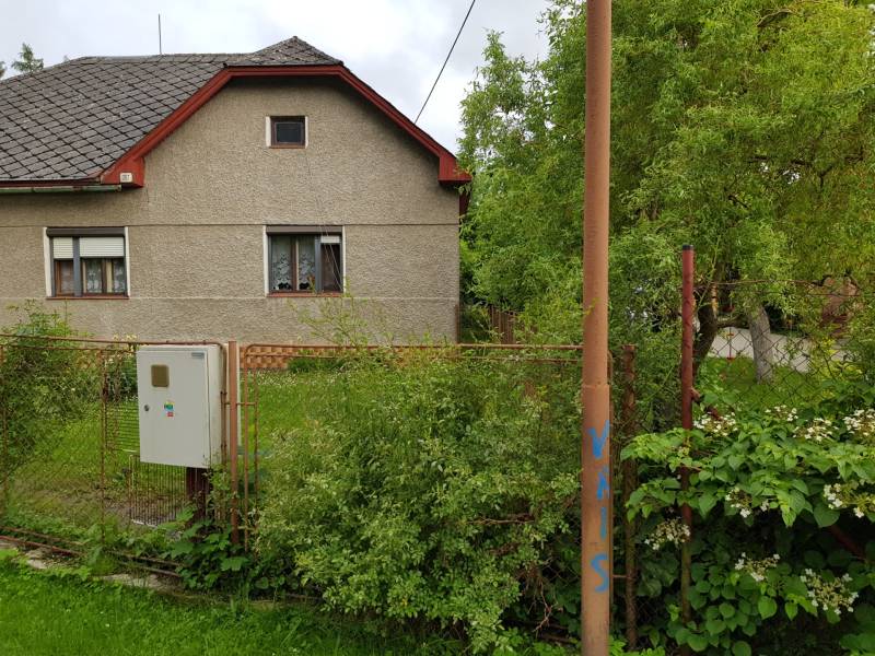 Rodinný dům v Blatnici na ulici Blatnica obklopený zelení a plotem.