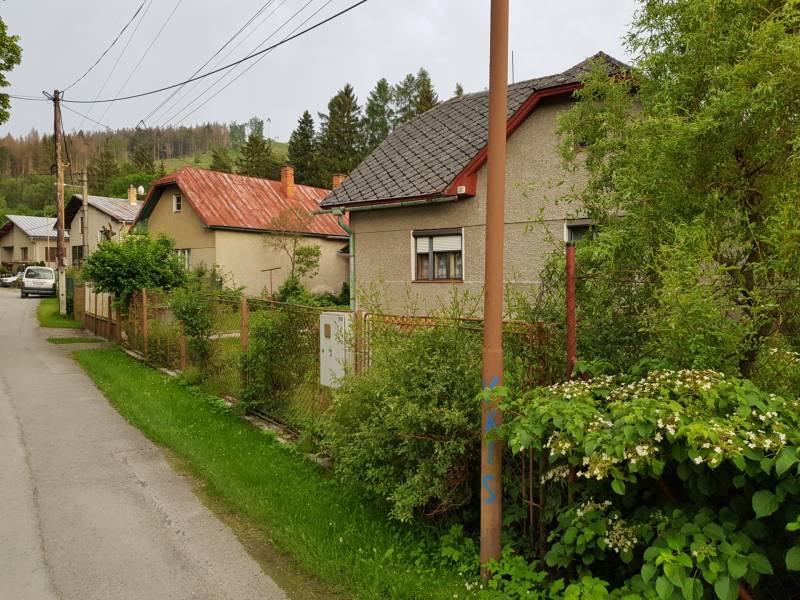 Rodinný dům na ulici Blatnica v Blatnici, obklopený zelení a plotem.
