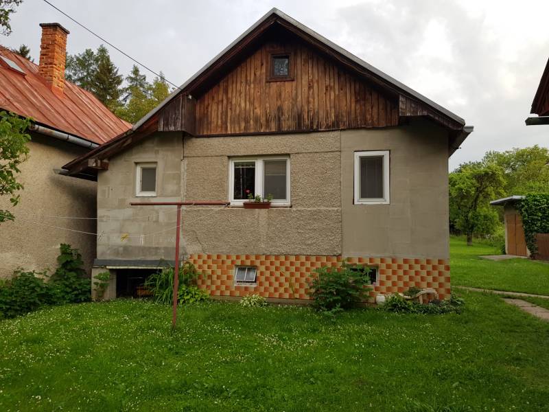 Rodinný dům na ulici Blatnica v Blatnici s trávníkem a dřevěnými detaily.