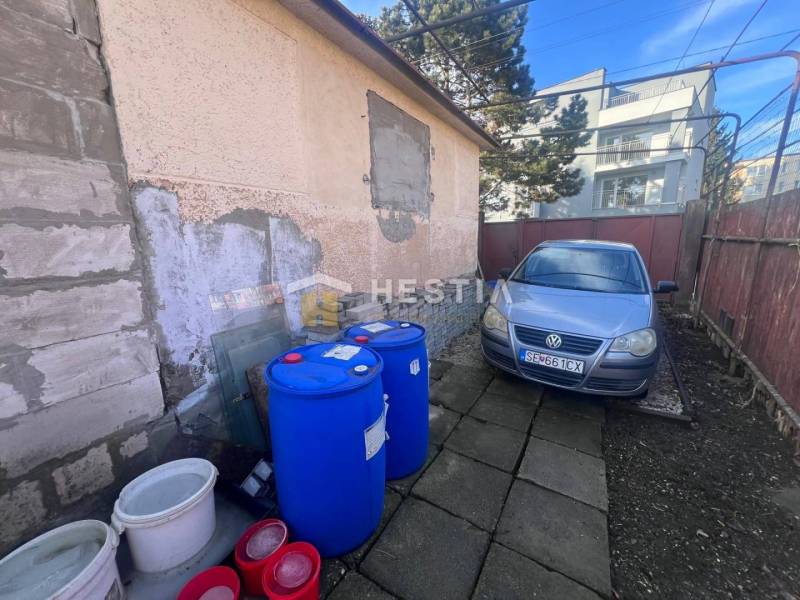 Auto vedle budovy s sudy v gastro prostorách v Senici.