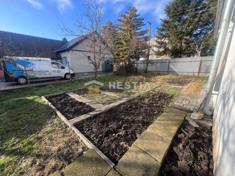 Zahrada u domu v Gastroprostorech v Senici s volnými záhony a dodávkou.