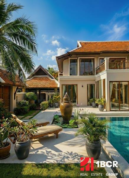 Vila v Pattayi s bazénem, dřevěným dekorem a zahradou s palmami a lehátky.