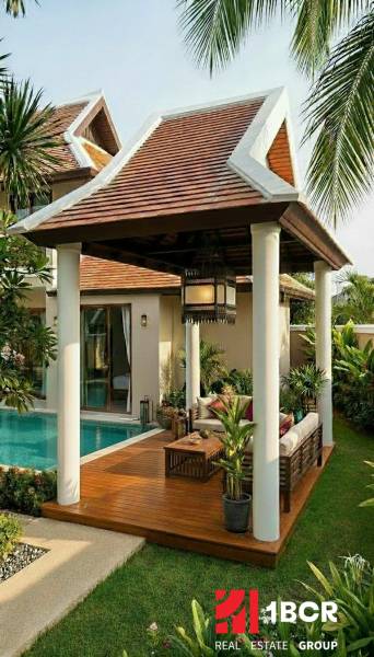 Vila v Pattayi s bazénem a terasou s podlahou s dřevěným dekorem.