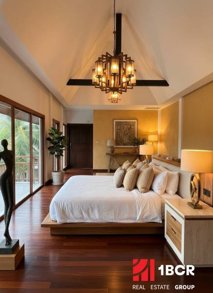 Luxusní ložnice ve vile s podlahou s dřevěným dekorem a velkými okny.