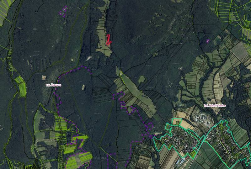 Letecký pohled na zemědělské a lesní pozemky v Príbelcích, hranice katastrů.