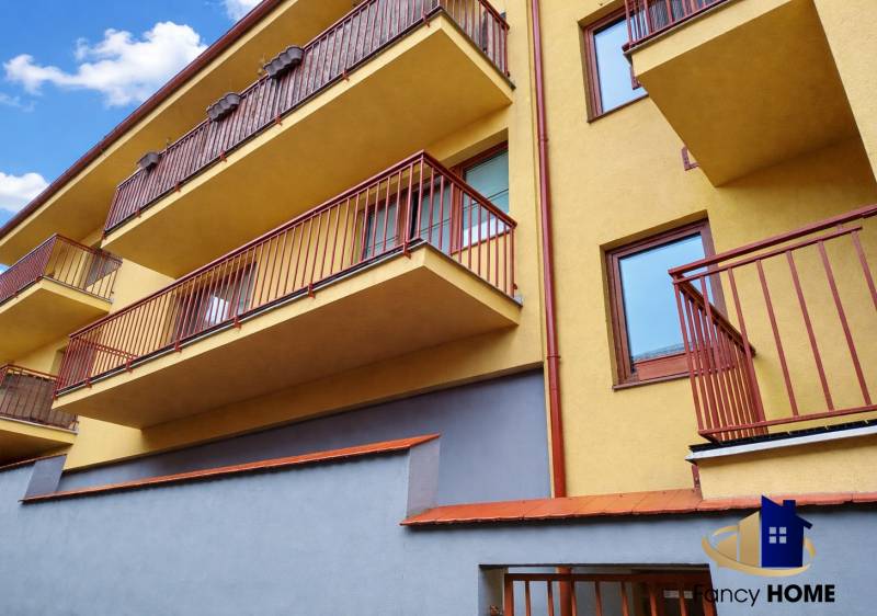 Bytový komplex s balkóny na Kostelním náměstí v Kežmarku, ideální pro 2-pokojový byt.