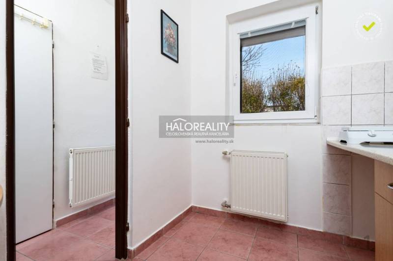 Chodba s radiátorem, keramická dlažba a okno s výhledem, Hotely a penziony.